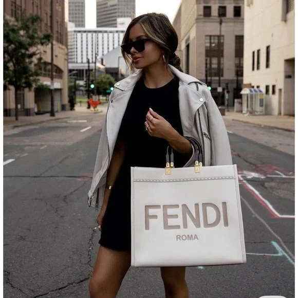 FENDI Sunshine Medium White Leather Shopper - Picture 2 of 16
